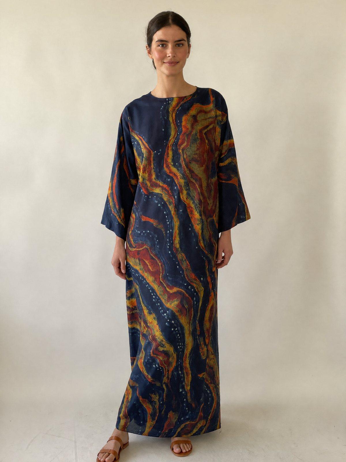 Ebru Desenli İpek Kaftan – manken üzerinde, önden